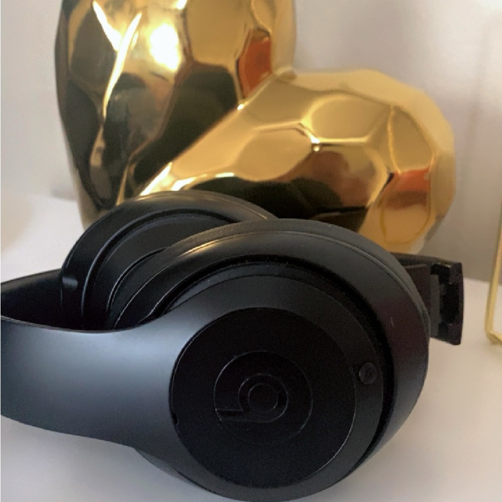 Beats by Dre Studio 3 Over The Ear Wireless Headphones- Matte Black
